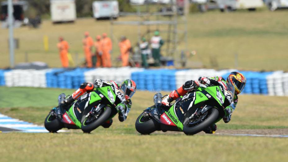 O francês Loris Baz (76, Kawasaki) ficou na sexta posição na primeira corrida. <a href="https://preprod.quatrorodas.abril.com.br/moto/noticias/sbk-aprilia-domina-corridas-phillip-island-734484.shtml" rel="migration">Leia mais</a>