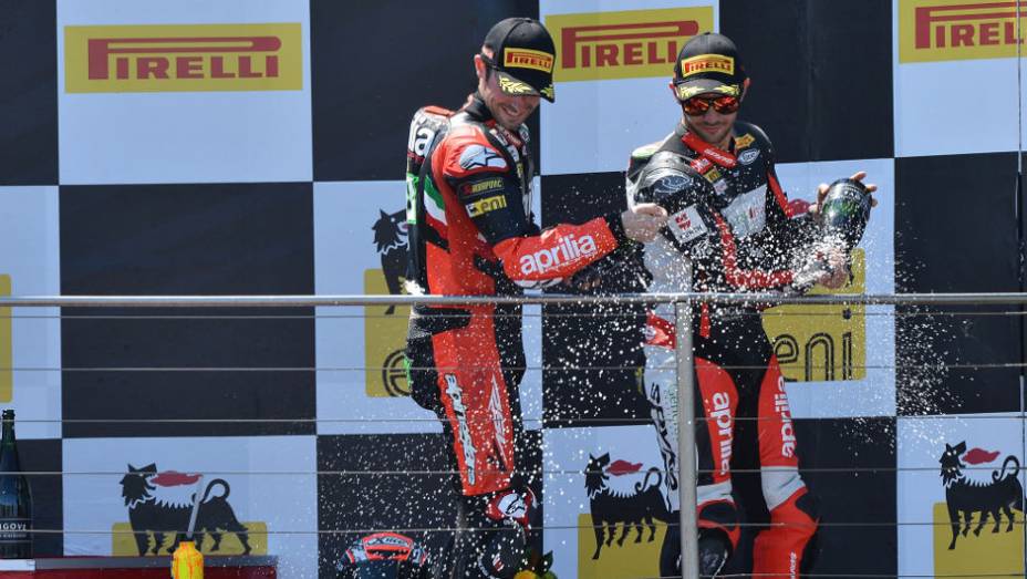 Aprilia dominou o pódio na primeira corrida, com Guintoli, Laverty e Fabrizio. <a href="https://preprod.quatrorodas.abril.com.br/moto/noticias/sbk-aprilia-domina-corridas-phillip-island-734484.shtml" rel="migration">Leia mais</a>