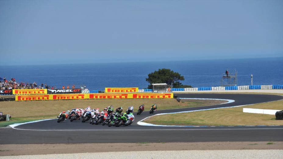 Corridas aconteceram neste domingo (24), na Austrália. <a href="https://preprod.quatrorodas.abril.com.br/moto/noticias/sbk-aprilia-domina-corridas-phillip-island-734484.shtml" rel="migration">Leia mais</a>