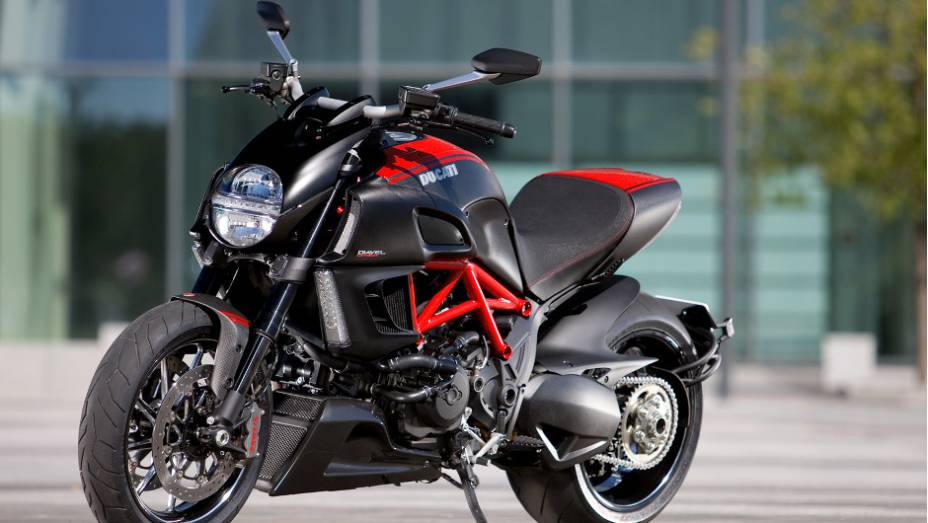 Ducati Diavel Carbon custará R$ 69.900. <a href="https://preprod.quatrorodas.abril.com.br/moto/noticias/ducati-diavel-custara-partir-r-58-900-734688.shtml" rel="migration">Leia mais</a>