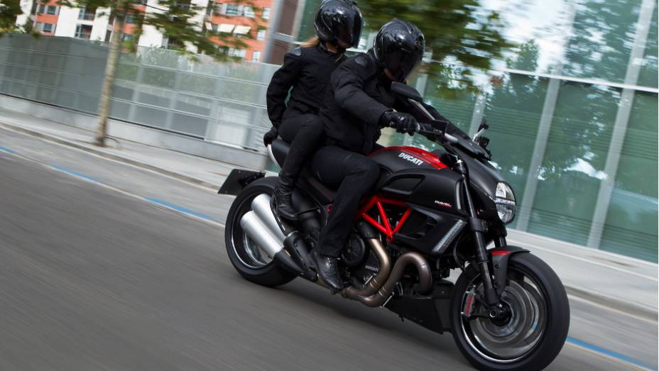 A Ducati Diavel é capaz de gerar 162 cavalos de potência a 9.500 rpm e um torque máximo de 13 kgf.m a 8.000 rpm. <a href="%20https://preprod.quatrorodas.abril.com.br/moto/noticias/ducati-diavel-custara-partir-r-58-900-734688.shtml" rel="migration">Leia mais</a>