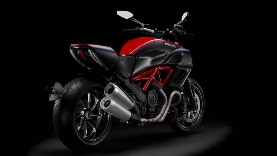 A Ducati Diavel também está equipada com o que há de mais tecnológico, como freios ABS, controle de tração (Ducati Traction Control) e acelerador eletrônico (Ride by Wire). <a href="%20https://preprod.quatrorodas.abril.com.br/moto/noticias/ducati-diavel-custara-part" rel="migration"></a>