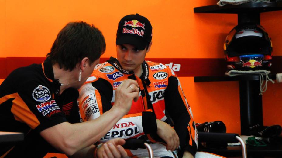 Dani Pedrosa escuta instruções nos boxes. <a href="https://preprod.quatrorodas.abril.com.br/moto/noticias/motogp-lorenzo-supera-pedrosa-sepang-734732.shtml" rel="migration">Leia mais</a>