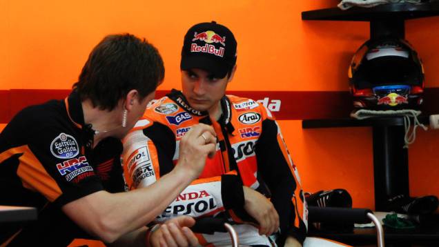 Dani Pedrosa escuta instruções nos boxes. <a href="https://preprod.quatrorodas.abril.com.br/moto/noticias/motogp-lorenzo-supera-pedrosa-sepang-734732.shtml" rel="migration">Leia mais</a> Dani Pedrosa escuta instruções nos boxes. <a href="https://preprod.quatrorodas.abril.com.br/moto/noticias/motogp-lorenzo-supera-pedrosa-sepang-734732.shtml" rel="migration">Leia mais</a>