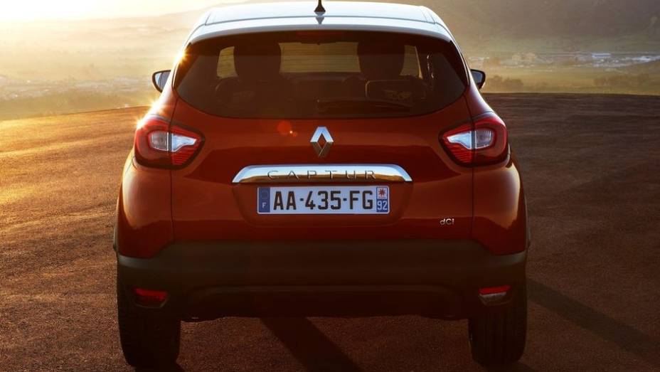 O estilo arrojado traz formas esportivas, carroceria com pintura em dois tons e teto com uma suave curvatura em dire&ccedil;&atilde;o &agrave; traseira | <a href="%20https://preprod.quatrorodas.abril.com.br/saloes/genebra/2013/renault-captur-734871.shtml" rel="migration">Leia mais</a>
