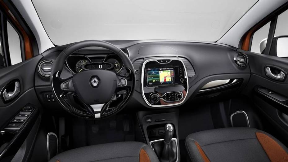 O interior é moderno como o lado de fora e oferece a verstatilidade de uma minivan, com diversos porta-objetos | <a href="%20https://preprod.quatrorodas.abril.com.br/saloes/genebra/2013/renault-captur-734871.shtml" rel="migration">Leia mais</a>