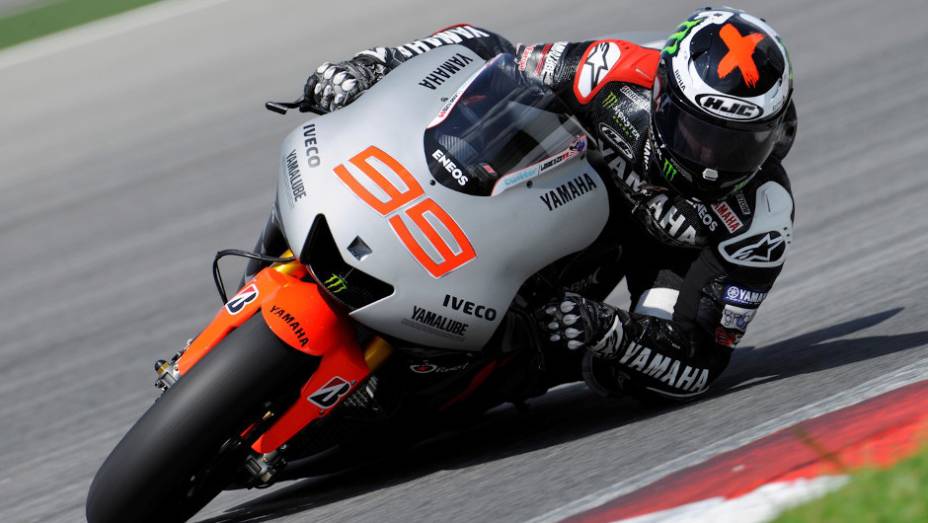 Jorge Lorenzo (Yamaha Factory Racing Team) ficou em terceiro no último dia em Sepang, mas fez o melhor tempo dos testes na quarta-feira. <a href="%20https://preprod.quatrorodas.abril.com.br/moto/noticias/motogp-pedrosa-lidera-ultimo-dia-sepang-734820.shtml" rel="migration">Leia mai</a>