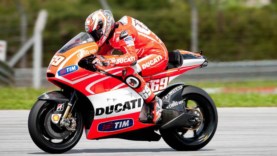 Nicky Hayden (Ducati Team) ficou atrás do seu companheiro de equipe no último dia de testes em Sepang. <a href="%20https://preprod.quatrorodas.abril.com.br/moto/noticias/motogp-pedrosa-lidera-ultimo-dia-sepang-734820.shtml" rel="migration">Leia mais</a>