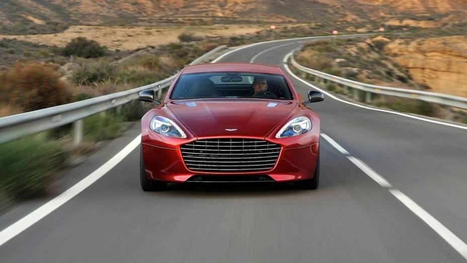 Com a cavalaria extra, o modelo agora vai de 0 a 100 km/h em 4,9 segundos | <a href="https://preprod.quatrorodas.abril.com.br/saloes/genebra/2013/aston-martin-rapide-s-2013-734925.shtml" rel="migration">Leia mais</a>