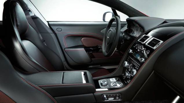 O Rapide S não deve sofrer alterações no valor praticado no Reino Unido | <a href="https://preprod.quatrorodas.abril.com.br/saloes/genebra/2013/aston-martin-rapide-s-2013-734925.shtml" rel="migration">Leia mais</a> O Rapide S não deve sofrer alterações no valor praticado no Reino Unido | <a href="https://preprod.quatrorodas.abril.com.br/saloes/genebra/2013/aston-martin-rapide-s-2013-734925.shtml" rel="migration">Leia mais</a>