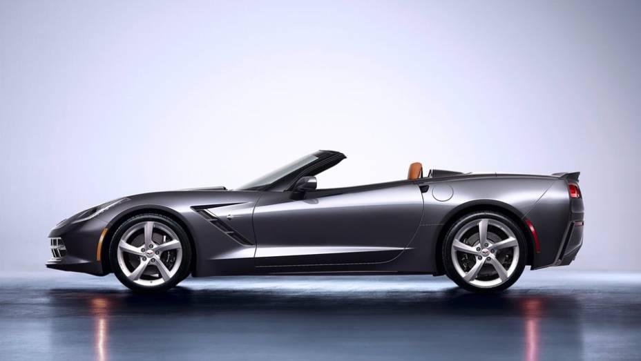 O conversível não passou por alterações significativas em relação ao coupé | <a href="https://preprod.quatrorodas.abril.com.br/saloes/genebra/2013/chevrolet-corvette-stingray-conversivel-735080.shtml" rel="migration">Leia mais</a>