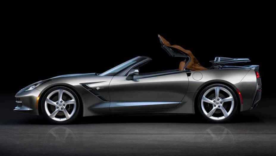 O teto pode ser aberto ou fechado em velocidades de até 50 km/h | <a href="https://preprod.quatrorodas.abril.com.br/saloes/genebra/2013/chevrolet-corvette-stingray-conversivel-735080.shtml" rel="migration">Leia mais</a>
