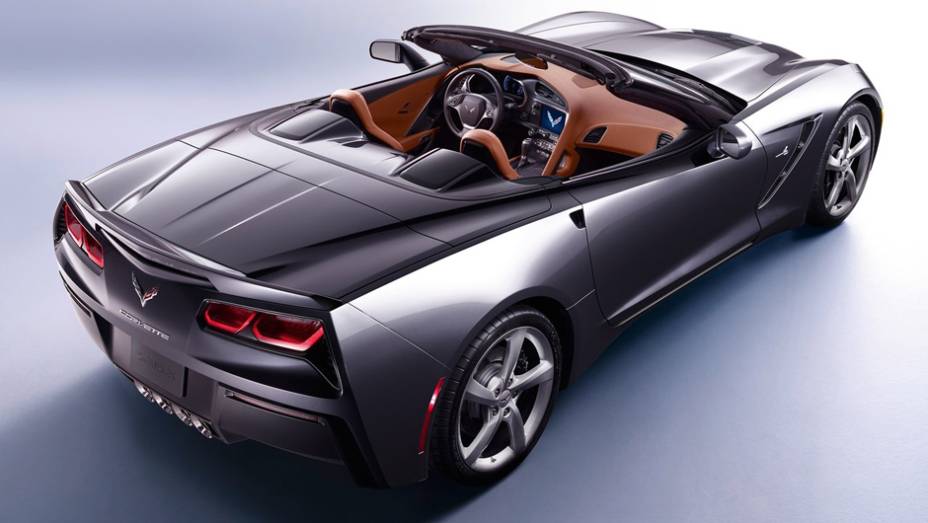 O modelol vem equipado com o mesmo motor 6.2 V8 de 450 cavalos de potência do Corvette Stingray coupé | <a href="%20https://preprod.quatrorodas.abril.com.br/saloes/genebra/2013/chevrolet-corvette-stingray-conversivel-735080.shtml" rel="migration">Leia mais</a>