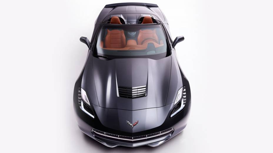 O conjunto acelera de 0 a 100 km/h em 4 segundos | <a href="https://preprod.quatrorodas.abril.com.br/saloes/genebra/2013/chevrolet-corvette-stingray-conversivel-735080.shtml" rel="migration">Leia mais</a>