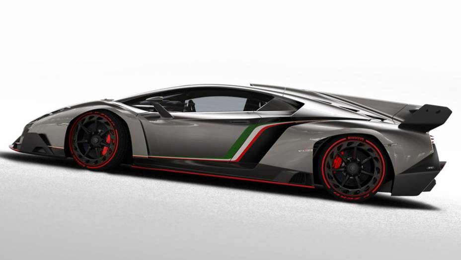 Ela tem jeito de carro de super-herói, e parece ser mesmo | <a href="https://preprod.quatrorodas.abril.com.br/saloes/genebra/2013/lamborghini-veneno-735176.shtml" rel="migration">Leia mais</a>