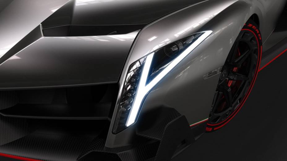 LEDs nos faróis formam um Y | <a href="https://preprod.quatrorodas.abril.com.br/saloes/genebra/2013/lamborghini-veneno-735176.shtml" rel="migration">Leia mais</a>