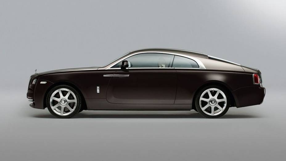 O fastback, segundo a Rolls-Royce, é o mais potente já produzido pela montadora | <a href="%20https://preprod.quatrorodas.abril.com.br/saloes/genebra/2013/rolls-royce-wraith-734658.shtml" rel="migration">Leia mais</a>