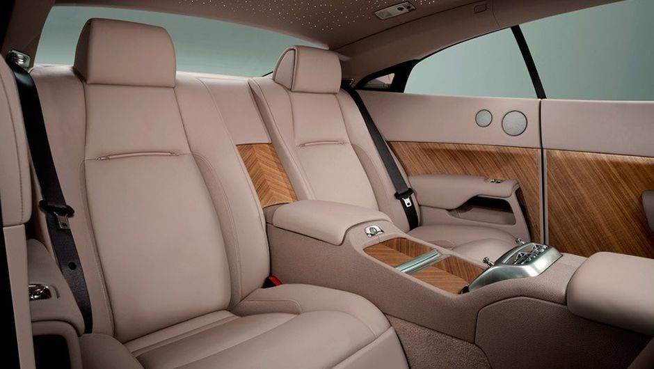 O acabamento interno tem diversos pontos em que se utiliza madeira. O revestimento dos bancos &eacute; feito em couro | <a href="%20https://preprod.quatrorodas.abril.com.br/saloes/genebra/2013/rolls-royce-wraith-734658.shtml" rel="migration">Leia mais</a>