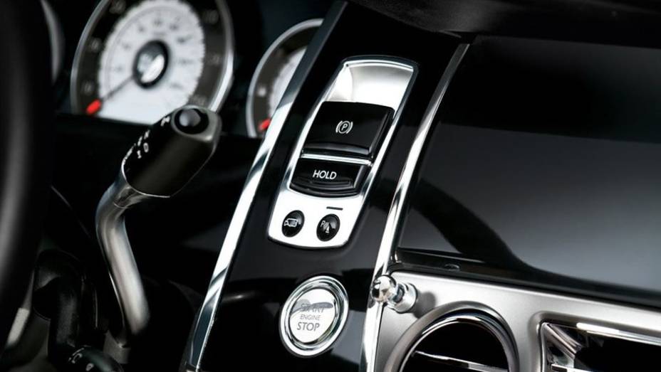 O Rolls-Royce Wraith dever&aacute; chegar ao mercado europeu no &uacute;ltimo trimestre do ano | <a href="%20https://preprod.quatrorodas.abril.com.br/saloes/genebra/2013/rolls-royce-wraith-734658.shtml" rel="migration">Leia mais</a>