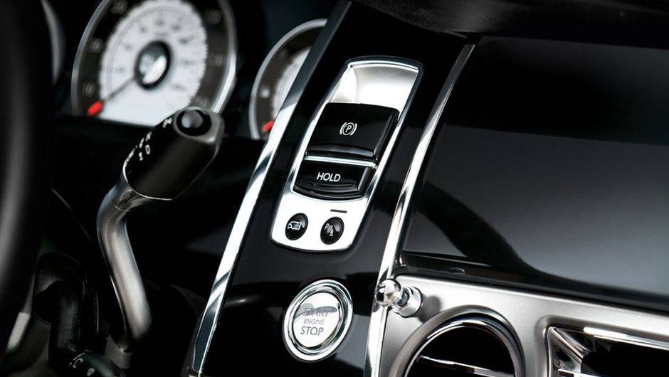 O Rolls-Royce Wraith dever&aacute; chegar ao mercado europeu no &uacute;ltimo trimestre do ano | <a href="%20https://preprod.quatrorodas.abril.com.br/saloes/genebra/2013/rolls-royce-wraith-734658.shtml" rel="migration">Leia mais</a>