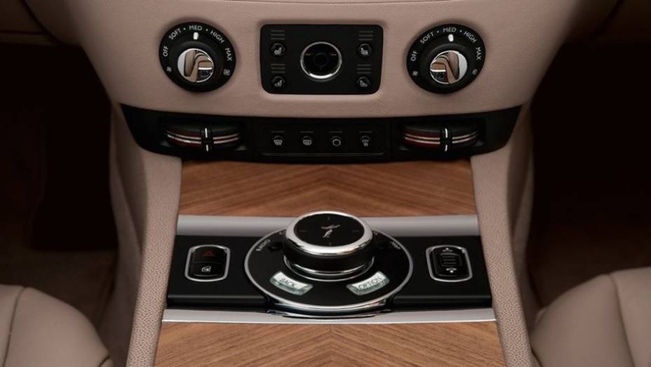 Pre&ccedil;o estipulado: 215 mil libras esterlinas | <a href="https://preprod.quatrorodas.abril.com.br/saloes/genebra/2013/rolls-royce-wraith-734658.shtml" rel="migration">Leia mais</a>