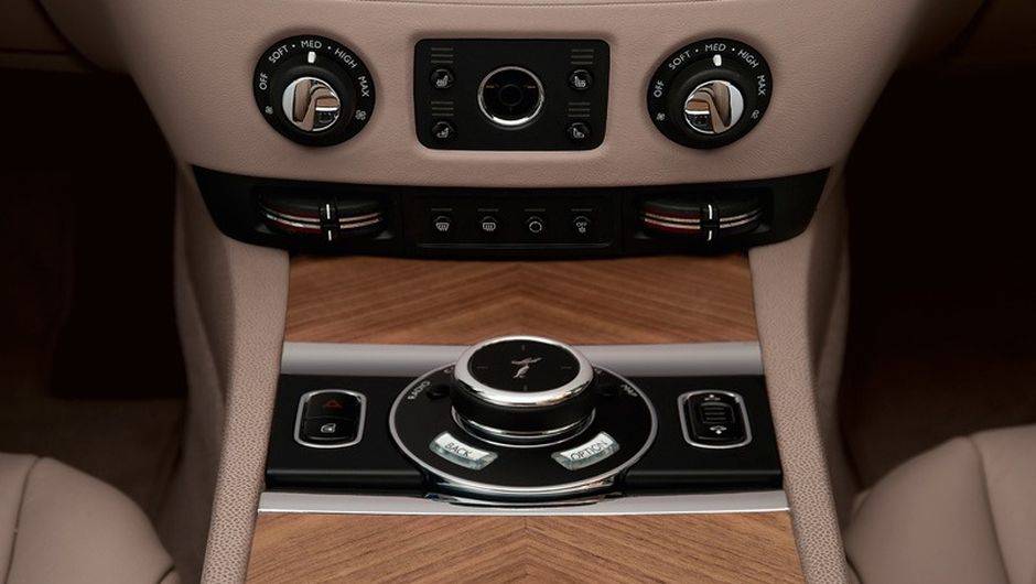 Pre&ccedil;o estipulado: 215 mil libras esterlinas | <a href="https://preprod.quatrorodas.abril.com.br/saloes/genebra/2013/rolls-royce-wraith-734658.shtml" rel="migration">Leia mais</a>