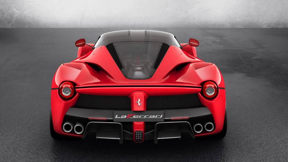 Distribui&ccedil;&atilde;o de peso &eacute; de 51% para a dianteira e 49% para traseira | <a href="https://preprod.quatrorodas.abril.com.br/saloes/genebra/2013/ferrari-revela-laferrari-735265.shtml" rel="migration">Leia mais</a>