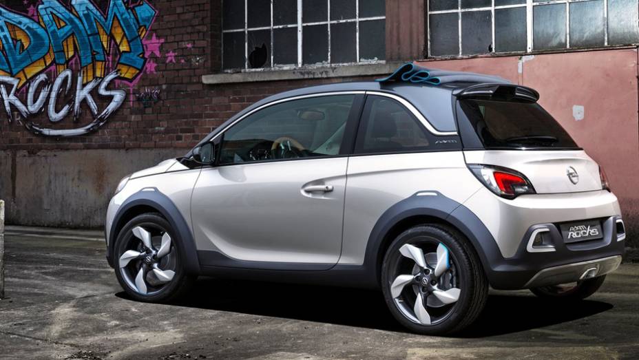 Opel Adam Rocks Concept apresenta para-choques sem pintura, além de ser mais largo e mais alto sobre as rodas | <a href="%20https://preprod.quatrorodas.abril.com.br/saloes/genebra/2013/opel-adam-rocks-concept-735283.shtml" rel="migration">Leia mais</a>