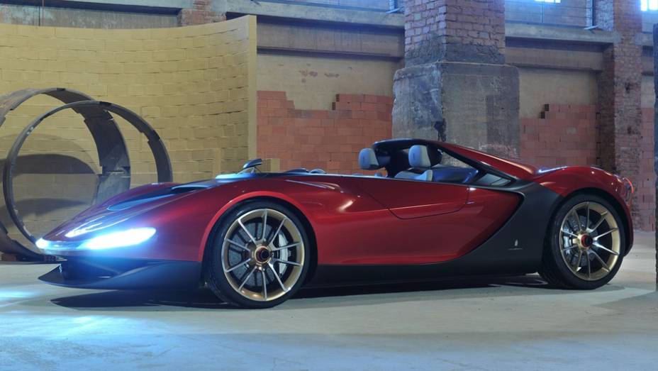 Sergio est&aacute; coberto por um novo corpo de fibra de carbono que incorpora a mistura do cl&aacute;ssico design Pininfarina com toques futuristas | <a href="%20https://preprod.quatrorodas.abril.com.br/saloes/genebra/2013/pininfarina-sergio-concept-735126.shtml" rel="migration">Leia mais</a>
