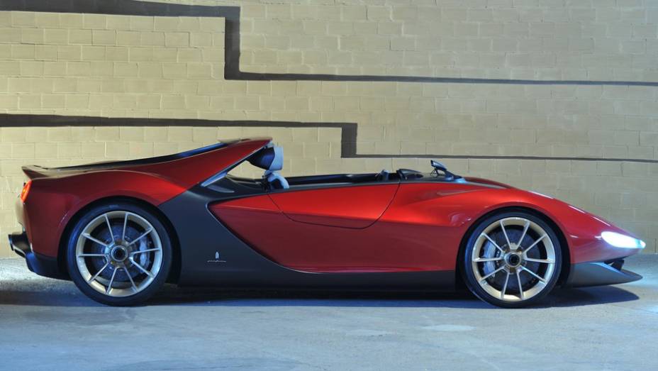 Pininfarina Sergio Concept est&aacute; equipado com rodas de liga leve de 21 polegadas | <a href="https://preprod.quatrorodas.abril.com.br/saloes/genebra/2013/pininfarina-sergio-concept-735126.shtml" rel="migration">Leia mais</a>