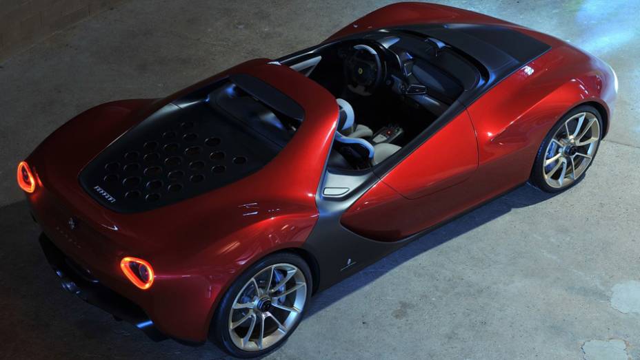 A tampa do motor, que possui os orifícios circulares vistos em outros conceitos Pininfarina, envolve a parte de trás dos assentos | <a href="%20https://preprod.quatrorodas.abril.com.br/saloes/genebra/2013/pininfarina-sergio-concept-735126.shtml" rel="migration">Leia mais</a>