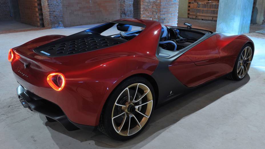 O espelho retrovisor central possui uma forma aerodin&acirc;mica que ajuda a desviar o ar da cabe&ccedil;a dos passageiros | <a href="%20https://preprod.quatrorodas.abril.com.br/saloes/genebra/2013/pininfarina-sergio-concept-735126.shtml" rel="migration">Leia mais</a>