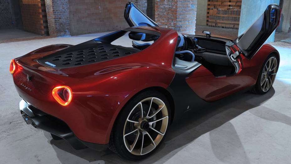 O acesso ao carro &eacute; feito por meio de portas que abrem para cima, com um &acirc;ngulo de 45 graus | <a href="%20https://preprod.quatrorodas.abril.com.br/saloes/genebra/2013/pininfarina-sergio-concept-735126.shtml" rel="migration">Leia mais</a>