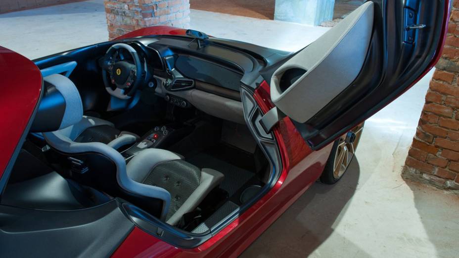 O interior &eacute; similar ao da 458 Spider, mas existe uma nova parte superior do painel e assentos modificados | <a href="%20https://preprod.quatrorodas.abril.com.br/saloes/genebra/2013/pininfarina-sergio-concept-735126.shtml" rel="migration">Leia mais</a>