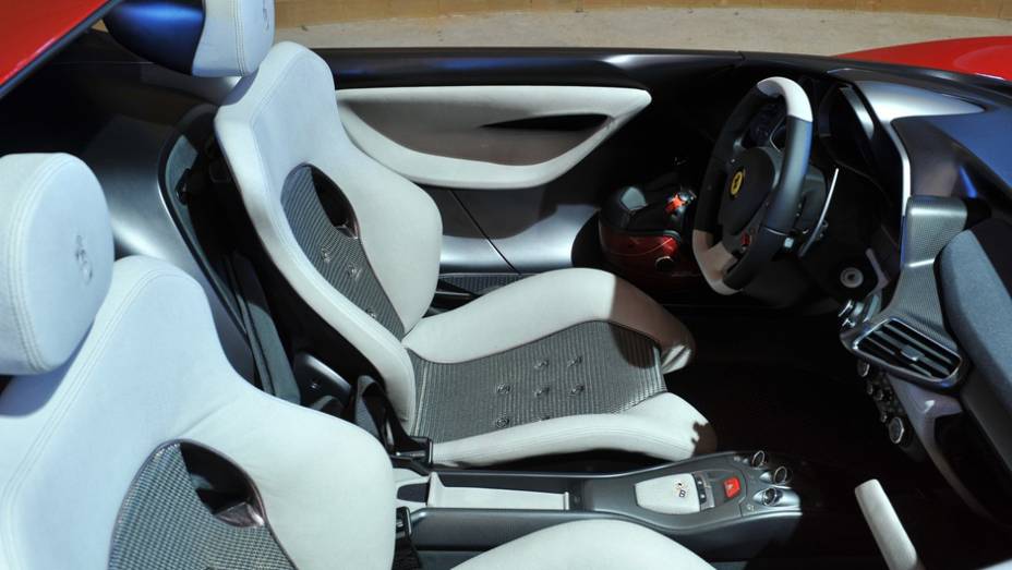 Pesando 1280 kg, Sergio Concept é 150 quilos mais leve que a Ferrari 458 Spider | <a href="https://preprod.quatrorodas.abril.com.br/saloes/genebra/2013/pininfarina-sergio-concept-735126.shtml" rel="migration">Leia mais</a>