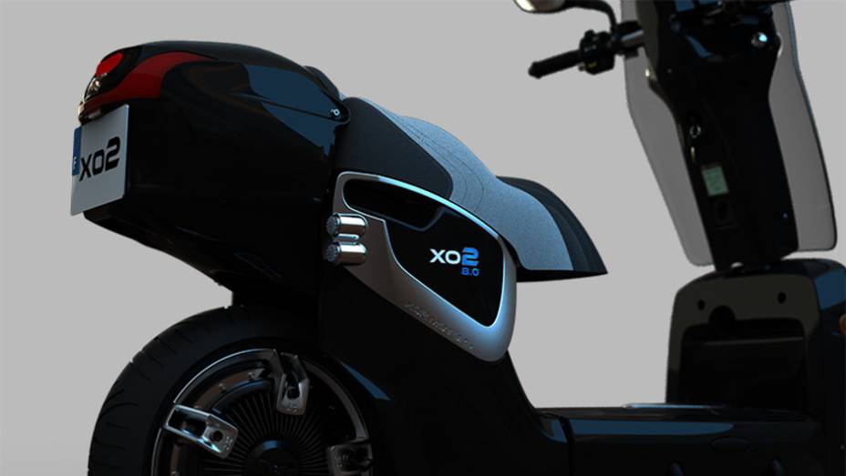 1 minuto de carga permite que você ande 1 km a 100 km/h com o XO2 8 kW | <a href="https://preprod.quatrorodas.abril.com.br/moto/noticias/xo2-urban-transformer-scooter-eletrico-dobravel-735425.shtml" rel="migration">Leia mais</a>