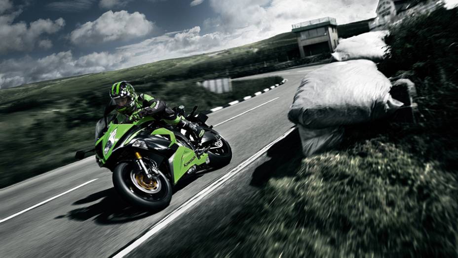 A Kawasaki Ninja ZX-6R 636 2013 é uma moto de pista com melhorias que a tornam mais dócil para o uso urbano | <a href="%20https://preprod.quatrorodas.abril.com.br/moto/noticias/kawasaki-lanca-nova-ninja-zx-6r-636-brasil-735677.shtml" rel="migration">Leia mais</a>