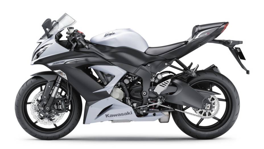 Kawasaki Ninja ZX-6R 636 também está disponível na cor branca | <a href="https://preprod.quatrorodas.abril.com.br/moto/noticias/kawasaki-lanca-nova-ninja-zx-6r-636-brasil-735677.shtml" rel="migration">Leia mais</a>