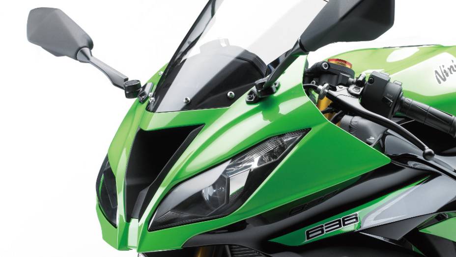 O design da nova Ninja 636 remete muito à irmã maior ZX-10R, com linhas mais angulosas e marcantes | <a href="%20https://preprod.quatrorodas.abril.com.br/moto/noticias/kawasaki-lanca-nova-ninja-zx-6r-636-brasil-735677.shtml" rel="migration">Leia mais</a>