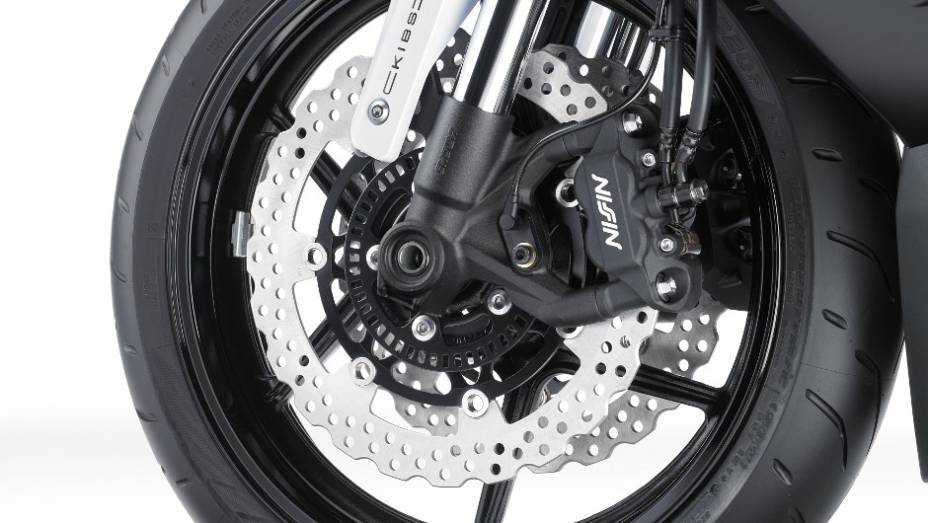 Seus freios contam com o sistema ABS inteligente da Kawasaki, o KIBS (Kawasaki Intelligent Anti-Lock Brake System), com pinças monobloco Nissin, pela primeira vez em uma moto da marca | <a href="%20https://preprod.quatrorodas.abril.com.br/moto/noticias/kawasaki-lanc" rel="migration"></a>