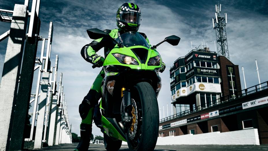 Segundo Ricardo Suzuki, gerente de planejamento da Kawasaki do Brasil, a motocicleta estará disponível nas concessionárias no começo do mês de abril | <a href="%20https://preprod.quatrorodas.abril.com.br/moto/noticias/kawasaki-lanca-nova-ninja-zx-6r-636-brasil-73567" rel="migration"></a>