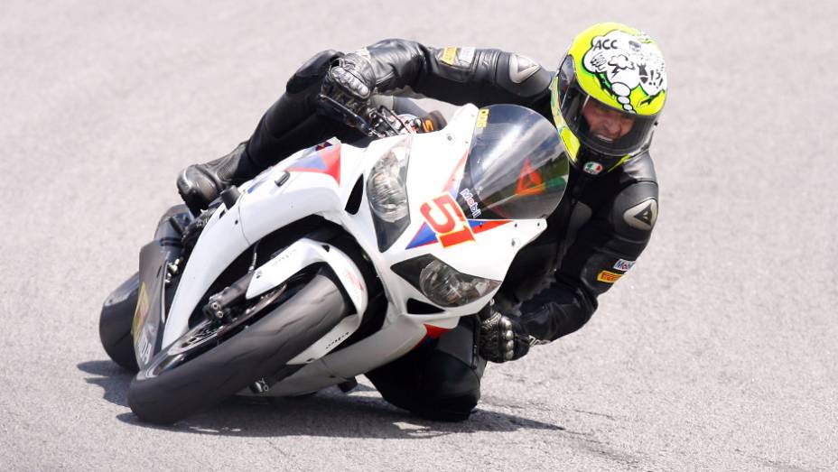 José Luiz Cachorrão garantiu o segundo lugar | <a href="https://preprod.quatrorodas.abril.com.br/moto/noticias/maico-teixeira-vence-1a-etapa-superbike-series-brasil-735864.shtml" rel="migration">Leia mais</a>