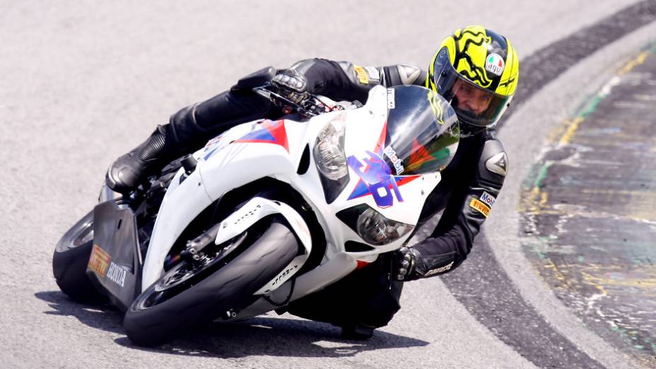 Maico Teixeira foi o pole position e garantiu a vitória em Interlagos | <a href="https://preprod.quatrorodas.abril.com.br/moto/noticias/maico-teixeira-vence-1a-etapa-superbike-series-brasil-735864.shtml" rel="migration">Leia mais</a>