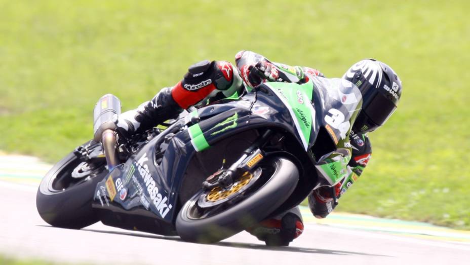 Bruno Corano pagou caro pelo erro e terminou em sexto | <a href="https://preprod.quatrorodas.abril.com.br/moto/noticias/maico-teixeira-vence-1a-etapa-superbike-series-brasil-735864.shtml" rel="migration">Leia mais</a>