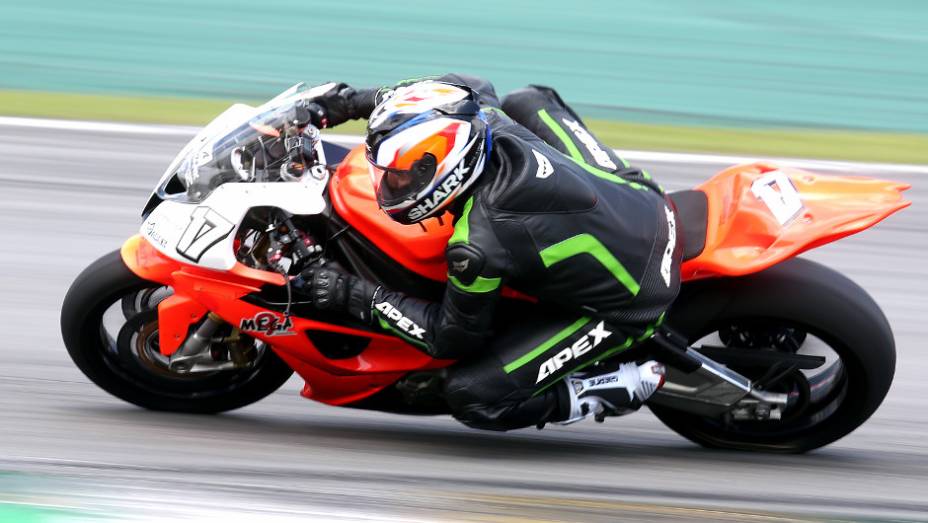 Danilo Lewis garantiu o terceiro lugar | <a href="https://preprod.quatrorodas.abril.com.br/moto/noticias/maico-teixeira-vence-1a-etapa-superbike-series-brasil-735864.shtml" rel="migration">Leia mais</a>