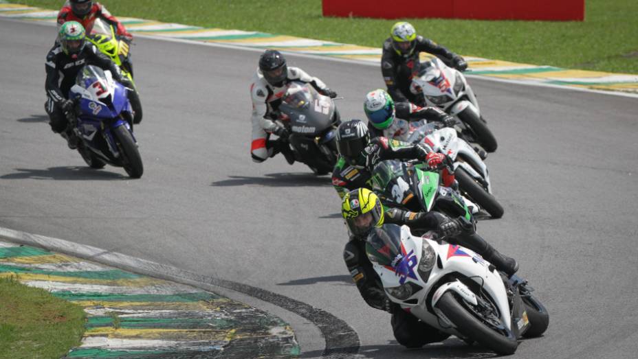 Primeira etapa do SuperBike Series Brasil aconteceu em São Paulo, no Autódromo de Interlagos | <a href="https://preprod.quatrorodas.abril.com.br/moto/noticias/maico-teixeira-vence-1a-etapa-superbike-series-brasil-735864.shtml" rel="migration">Leia mais</a>