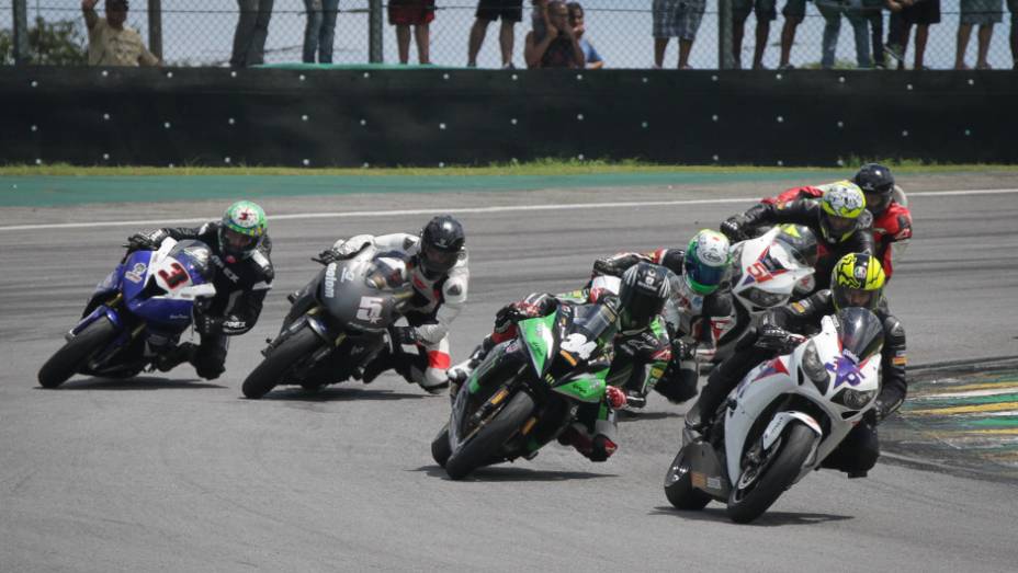 Maico Teixeira dominou a primeira etapa do SuperBike Series Brasil | <a href="https://preprod.quatrorodas.abril.com.br/moto/noticias/maico-teixeira-vence-1a-etapa-superbike-series-brasil-735864.shtml" rel="migration">Leia mais</a>