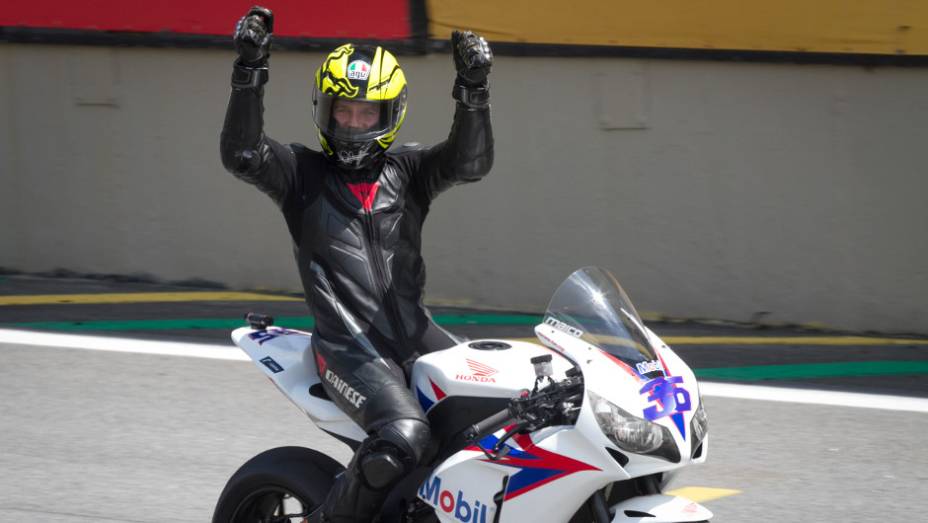 Maico Teixeira comemora vitória em Interlagos | <a href="https://preprod.quatrorodas.abril.com.br/moto/noticias/maico-teixeira-vence-1a-etapa-superbike-series-brasil-735864.shtml" rel="migration">Leia mais</a> Maico Teixeira comemora vitória em Interlagos | <a href="https://preprod.quatrorodas.abril.com.br/moto/noticias/maico-teixeira-vence-1a-etapa-superbike-series-brasil-735864.shtml" rel="migration">Leia mais</a>