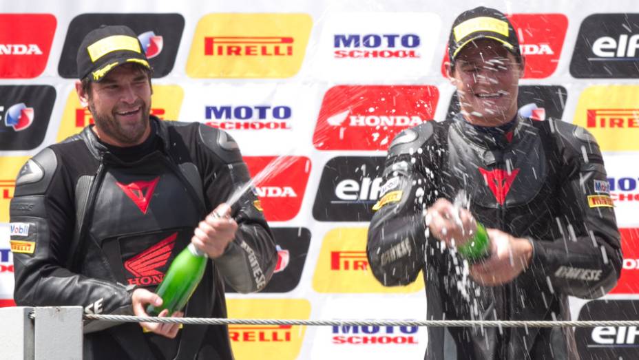 Cachorrão e Maico Teixeira comemoram no pódio | <a href="https://preprod.quatrorodas.abril.com.br/moto/noticias/maico-teixeira-vence-1a-etapa-superbike-series-brasil-735864.shtml" rel="migration">Leia mais</a> Cachorrão e Maico Teixeira comemoram no pódio | <a href="https://preprod.quatrorodas.abril.com.br/moto/noticias/maico-teixeira-vence-1a-etapa-superbike-series-brasil-735864.shtml" rel="migration">Leia mais</a>