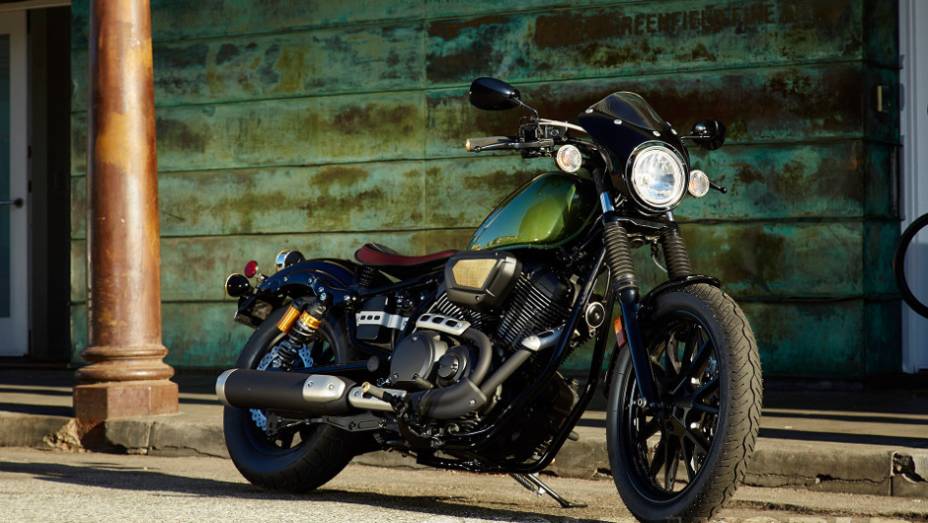 Yamaha Star Bolt R-Spec na cor verde exército com acessórios | <a href="https://preprod.quatrorodas.abril.com.br/moto/noticias/yamaha-lanca-custom-star-bolt-eua-735965.shtml" rel="migration">Leia mais</a>